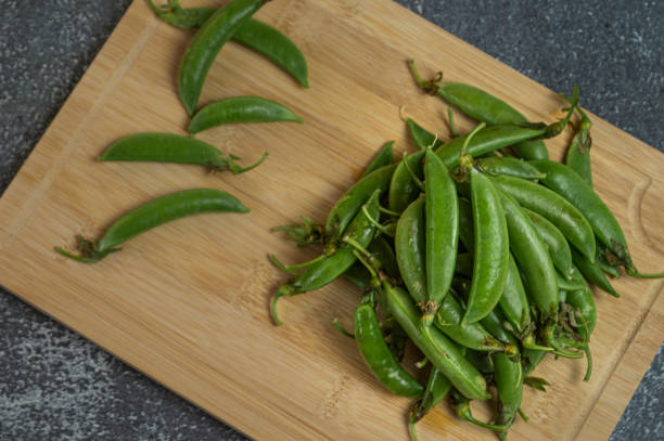 istock Fresh green beans on a wooden cutting board 1727231929