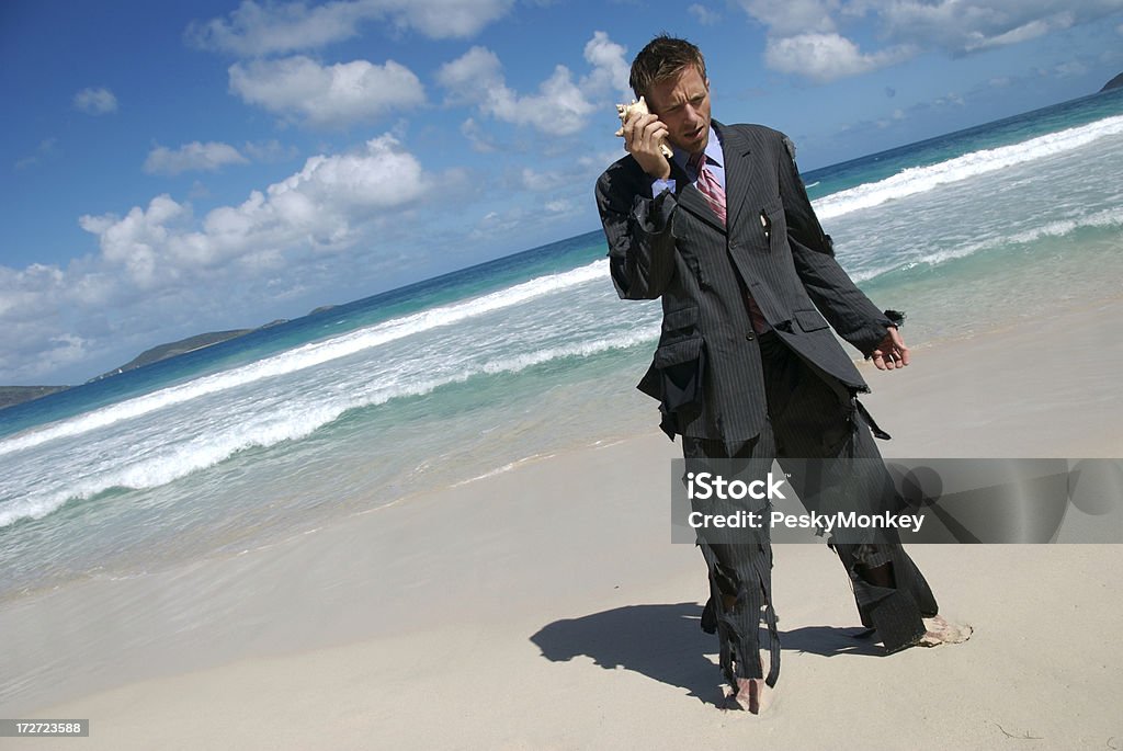 Náufrago Empresário está a falar no telefone móvel Shell - Royalty-free Maré Foto de stock