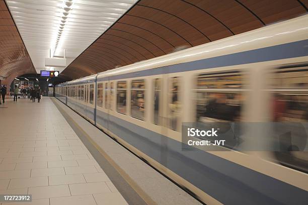 Metropolitana Treno In Movimento - Fotografie stock e altre immagini di Arrivo - Arrivo, Attività, Avvicinarsi