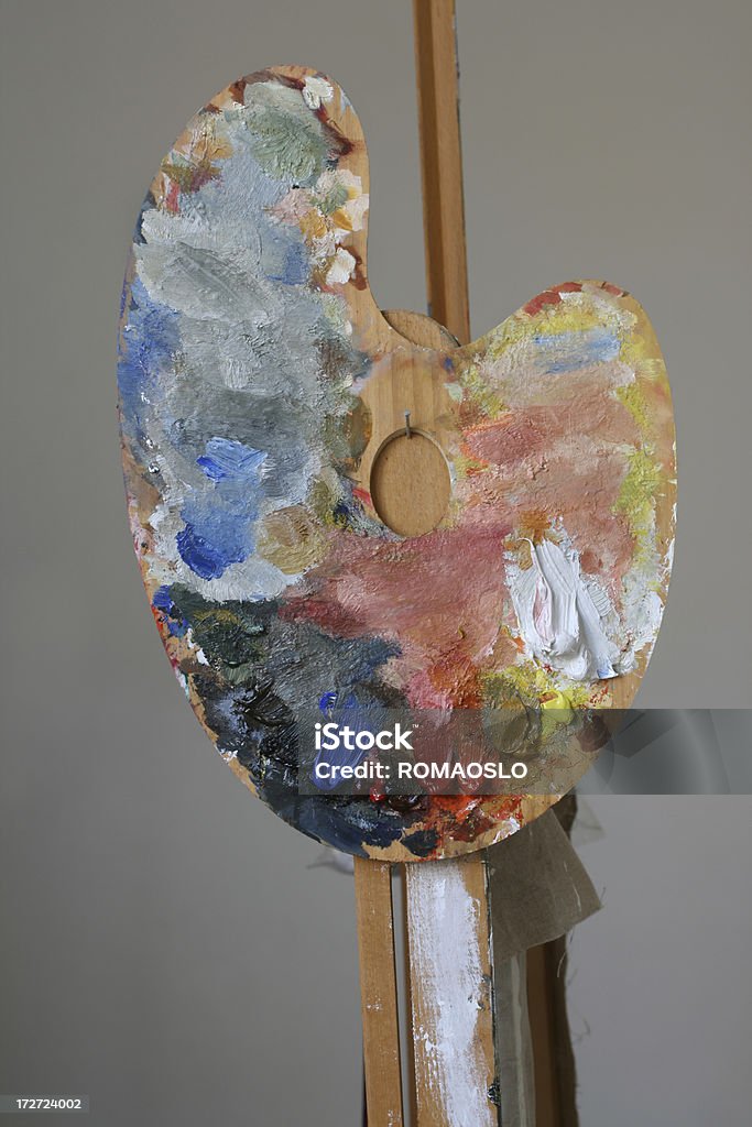 palette en bois avec de la peinture à l'huile qu'à un chevalet de conférence - Photo de Art libre de droits