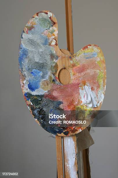 Photo libre de droit de Palette En Bois Avec De La Peinture À Lhuile Quà Un Chevalet De Conférence banque d'images et plus d'images libres de droit de Art