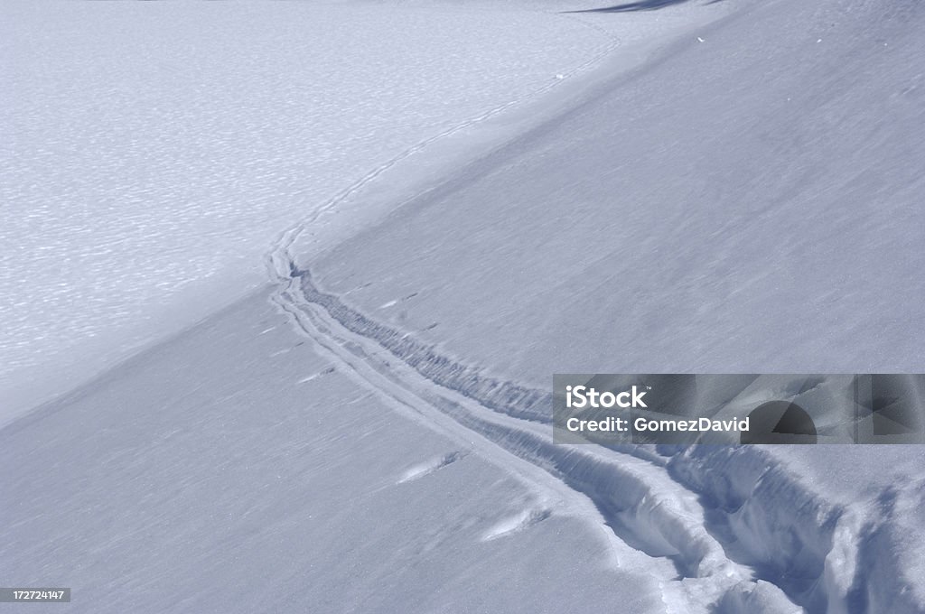 lonely ski отслеживает можно увидеть на снегу скрытой Возвышенность - Стоковые фото Без людей роялти-фри