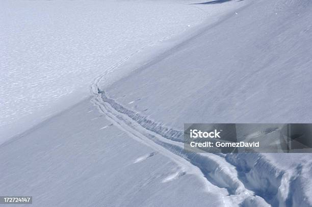 Lonely Ski Отслеживает Можно Увидеть На Снегу Скрытой Возвышенность — стоковые фотографии и другие картинки Без людей