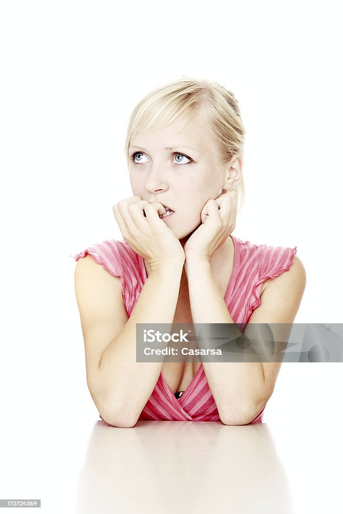 Junge Frau sitzt am Tisch - Lizenzfrei Angesicht zu Angesicht Stock-Foto