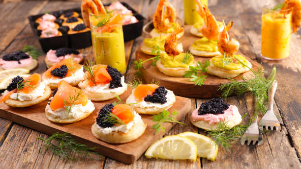 Canapé festivo de Navidad o Año Nuevo: tostadas con aguacate y camarones a la parrilla - foto de stock