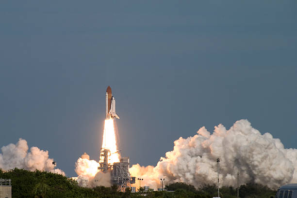 lanzamiento del transbordador espacial - rocket booster fotos fotografías e imágenes de stock