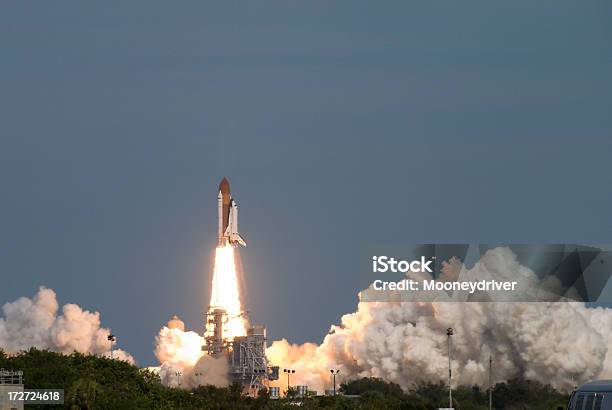 Lanzamiento Del Transbordador Espacial Foto de stock y más banco de imágenes de Transbordador espacial - Transbordador espacial, Despegar - Aviones, Espacio exterior