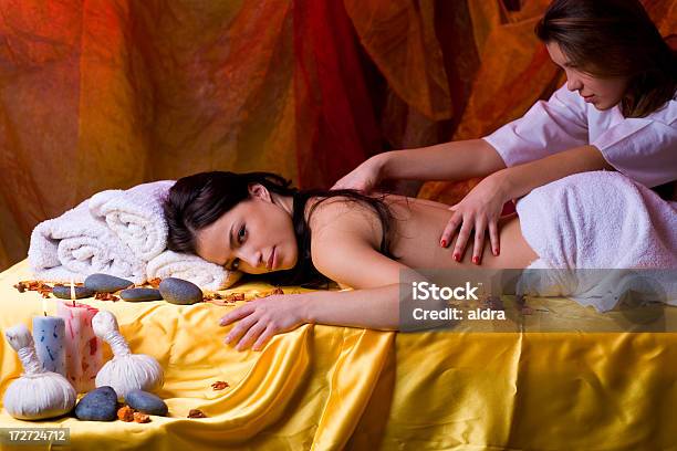 Massagem - Fotografias de stock e mais imagens de Adulto - Adulto, Alegria, Amimar