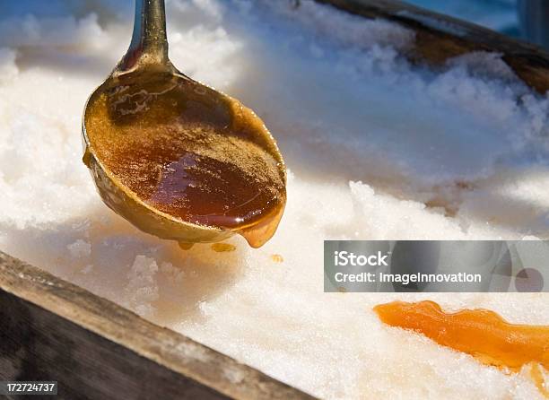 Photo libre de droit de Verser Le Sirop Dérable Sur La Neige banque d'images et plus d'images libres de droit de Agriculture - Agriculture, Aliment, Aliments et boissons