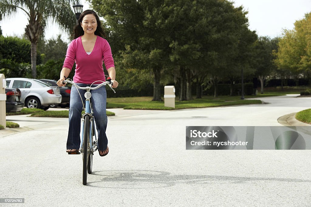 Bicicletta di equitazione (XXL - Foto stock royalty-free di Abbigliamento casual