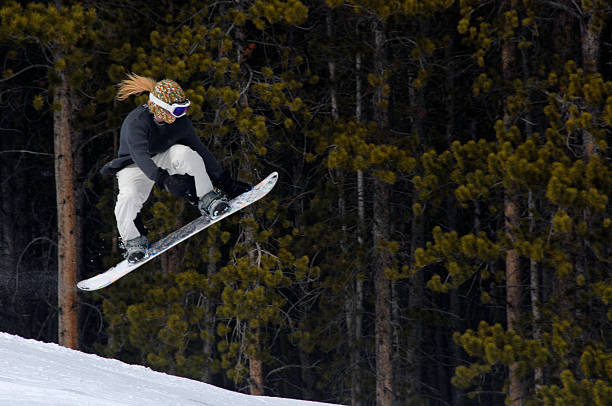 big air auf ein snowboard - ski jumping snowboarding snowboard jumping stock-fotos und bilder