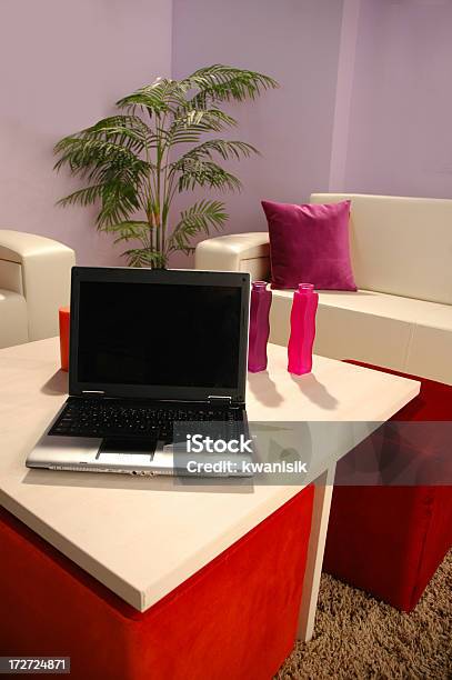 Wohnzimmer Und Laptop Stockfoto und mehr Bilder von Architektur - Architektur, Behaglich, Beleuchtet