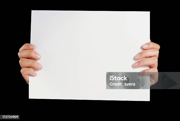Kobieta Ręce Trzymając Biały Papier Arkusz - zdjęcia stockowe i więcej obrazów Biały - Biały, Biuro, Biznes