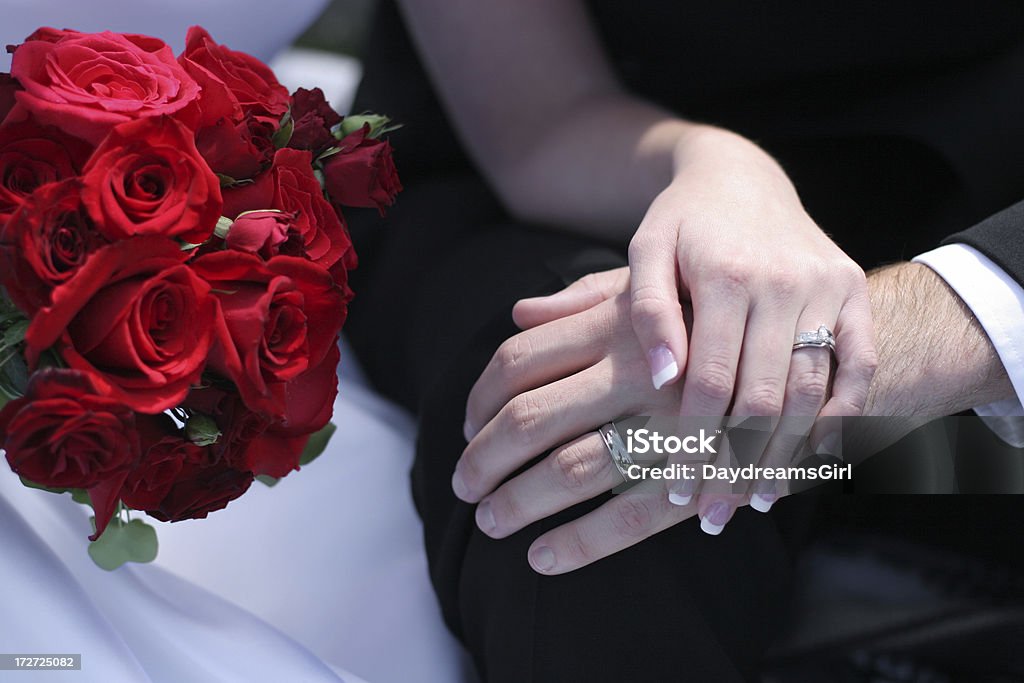Rosas y anillos de boda - Foto de stock de Adulto libre de derechos