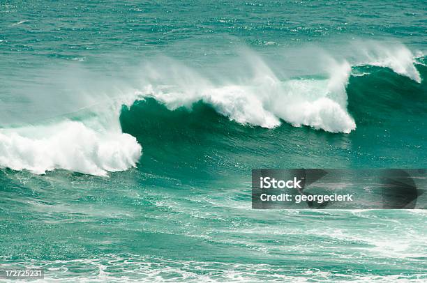 Poderoso Onda - Fotografias de stock e mais imagens de Borrifo - Borrifo, Chapinhar, Cor verde