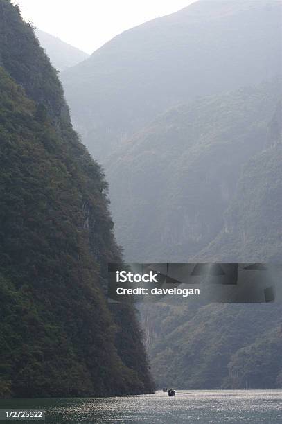 シアーな断崖沿いの揚子江中国 - 中国のストックフォトや画像を多数ご用意 - 中国, 人物なし, 写真