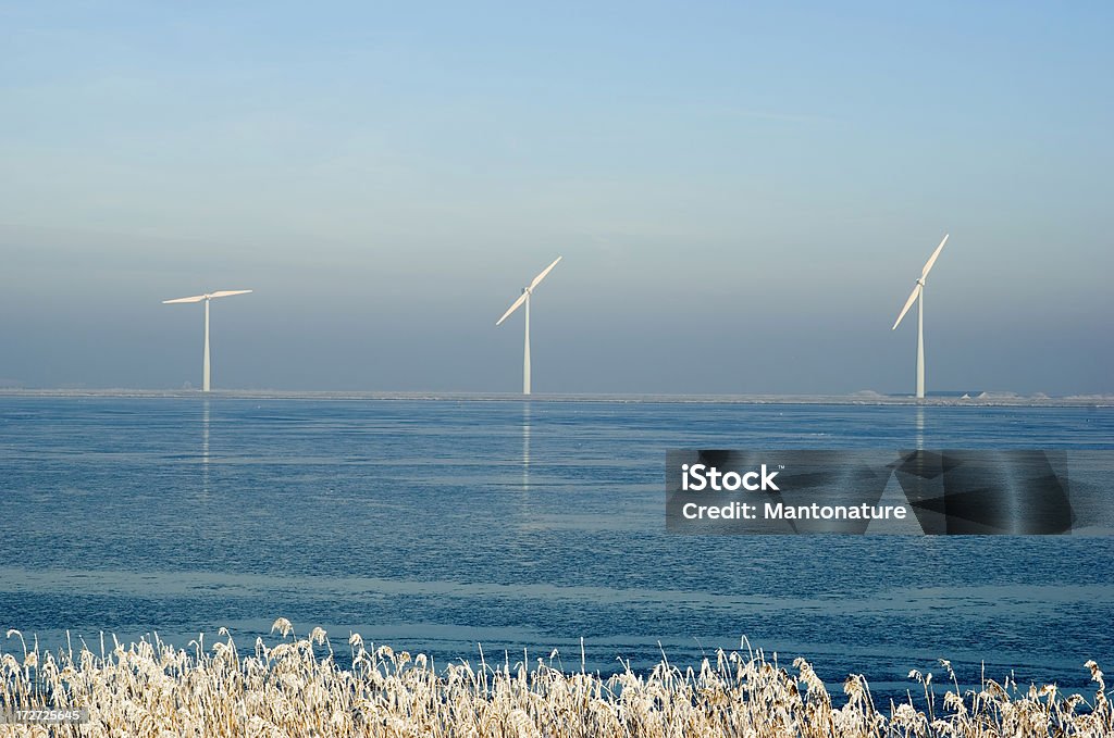 Éoliennes dans le paysage hivernal (Pays-Bas - Photo de Abstrait libre de droits