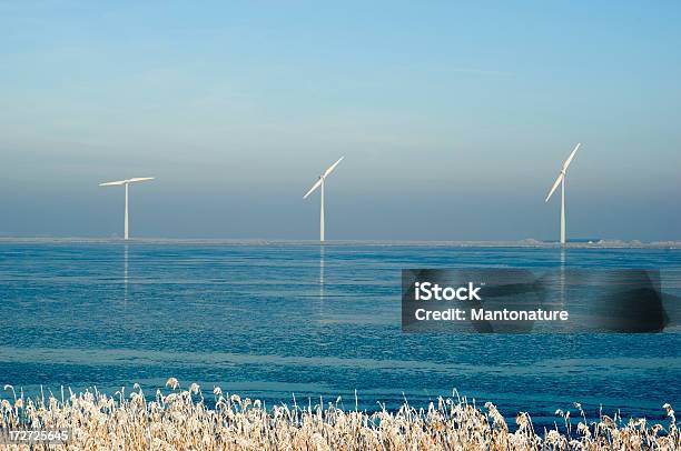 Turbinas Eólicas Na Paisagem De Inverno Países Baixos - Fotografias de stock e mais imagens de Abstrato