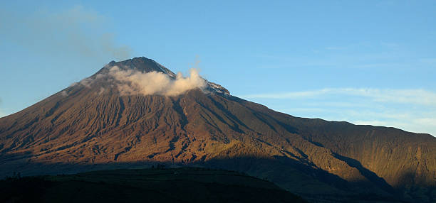 O imponente Vulcão Tungurahua - foto de acervo