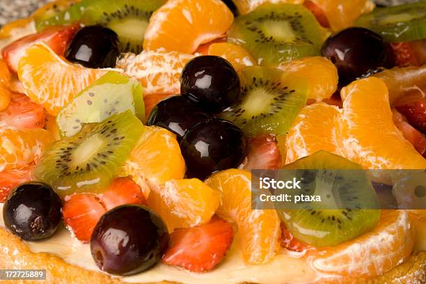 Torta Di Frutta Toppingmulticolore - Fotografie stock e altre immagini di Dessert di gelatina - Dessert di gelatina, Uva, Crostata di frutta