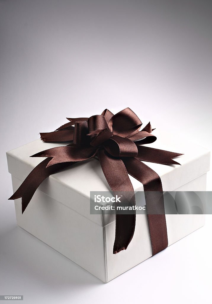 Białe pudełko na prezent - Zbiór zdjęć royalty-free (Biały)
