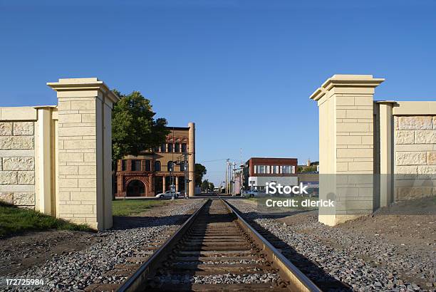 Inondazione Parete Apertura Per Il Traffico Ferroviario - Fotografie stock e altre immagini di Cittadina americana