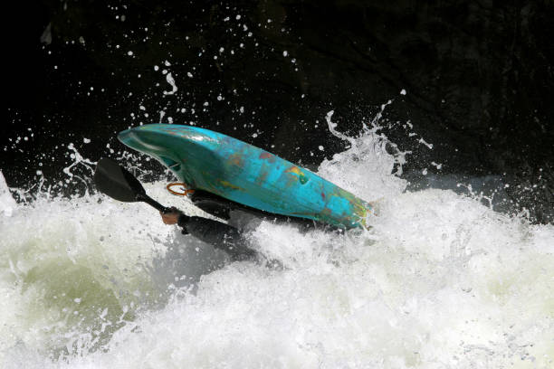 de cabeça para baixo - white water atlanta kayak rapid kayaking - fotografias e filmes do acervo