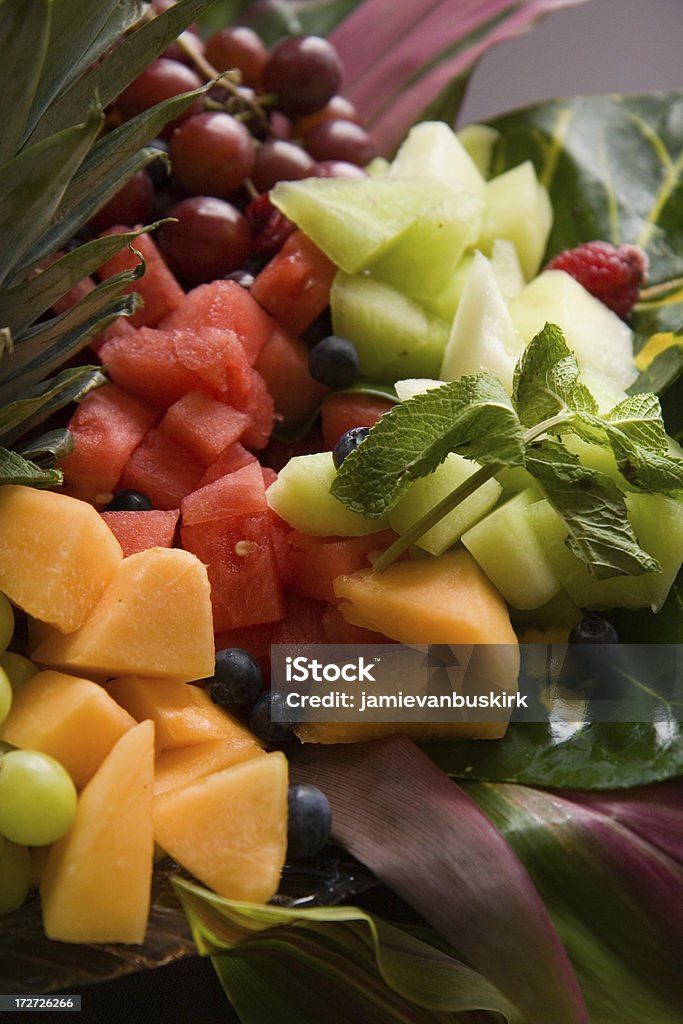Bandeja grande con frutas - Foto de stock de Alimento libre de derechos