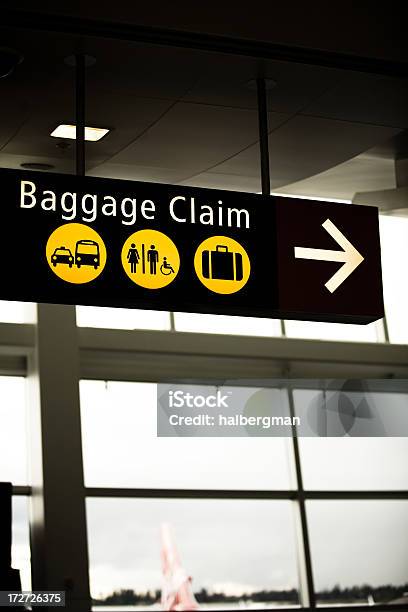 El Área De Reclamo De Equipaje Del Aeropuerto Foto de stock y más banco de imágenes de Aeropuerto - Aeropuerto, Amarillo - Color, Cielo