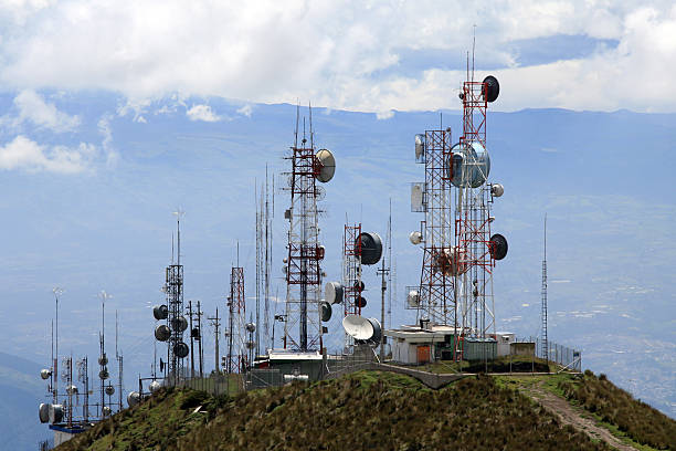 アンテナの通信 - tower communications tower mobile phone antenna ストックフォトと画像