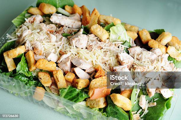Cäsarsalat Mit Hähnchen Vom Grill Stockfoto und mehr Bilder von Caesar Salad - Caesar Salad, Crouton, Feinkostgeschäft