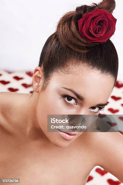 Hermosa Joven Mujer Con Rosa Updo En Forma De Corazón Abierto Foto de stock y más banco de imágenes de 20 a 29 años