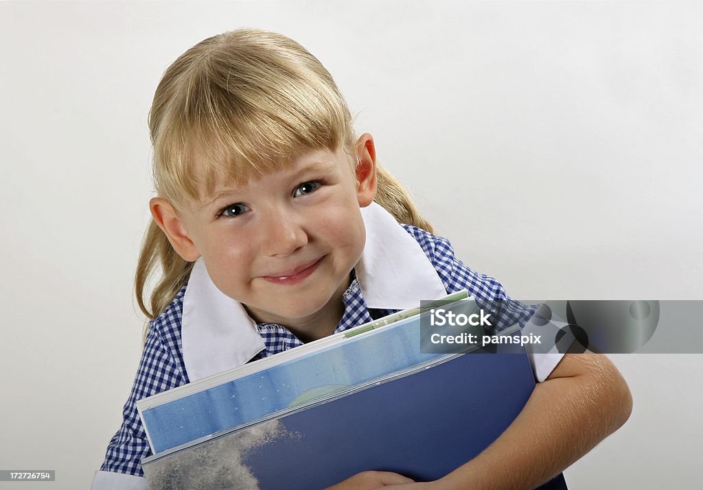 Little Aluna segurando livros em Uniforme Escolar - Foto de stock de 4-5 Anos royalty-free