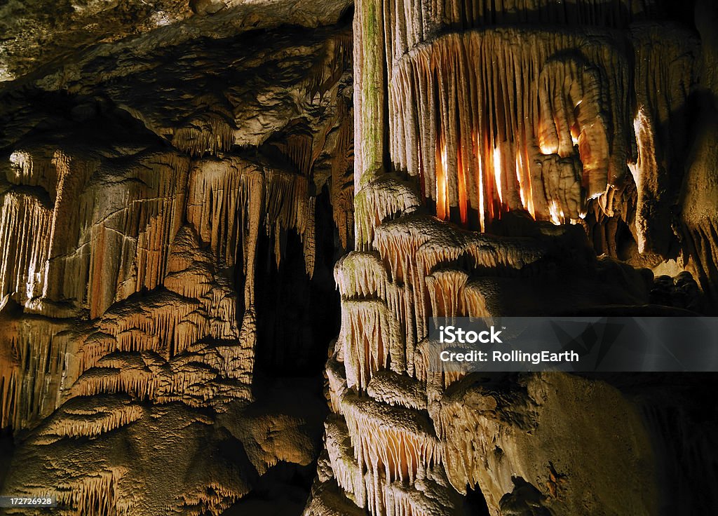 Красивые Скалы Фейские дымоходы в пещере - Стоковые фото Бугристая скала роялти-фри