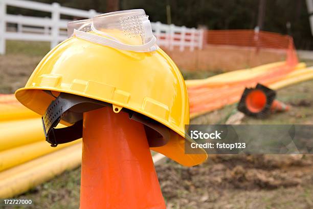 Gasleitung Baustelle Orange Pylon Hütchen Bauarbeiterhelm Pipelines Ländliche Stockfoto und mehr Bilder von Installieren