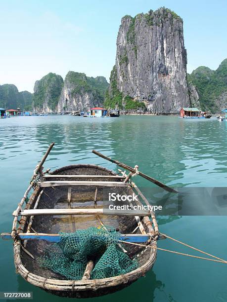 Bahía De Halong Vietnam Foto de stock y más banco de imágenes de Agua - Agua, Aire libre, Amarrado