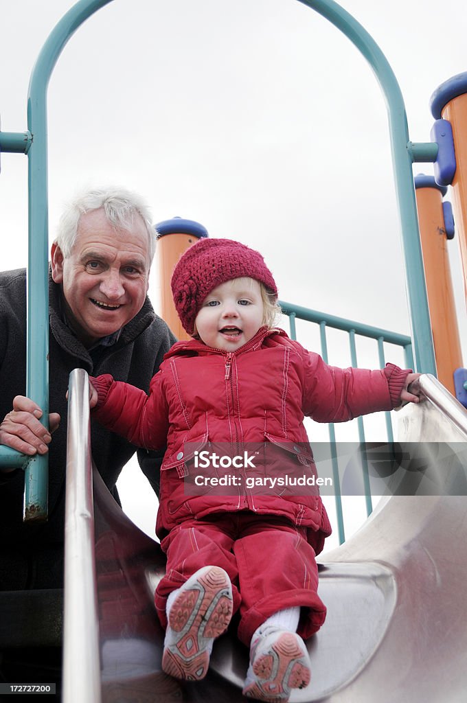 Abuelo y granduaghter en diapositiva - Foto de stock de Tercera edad libre de derechos