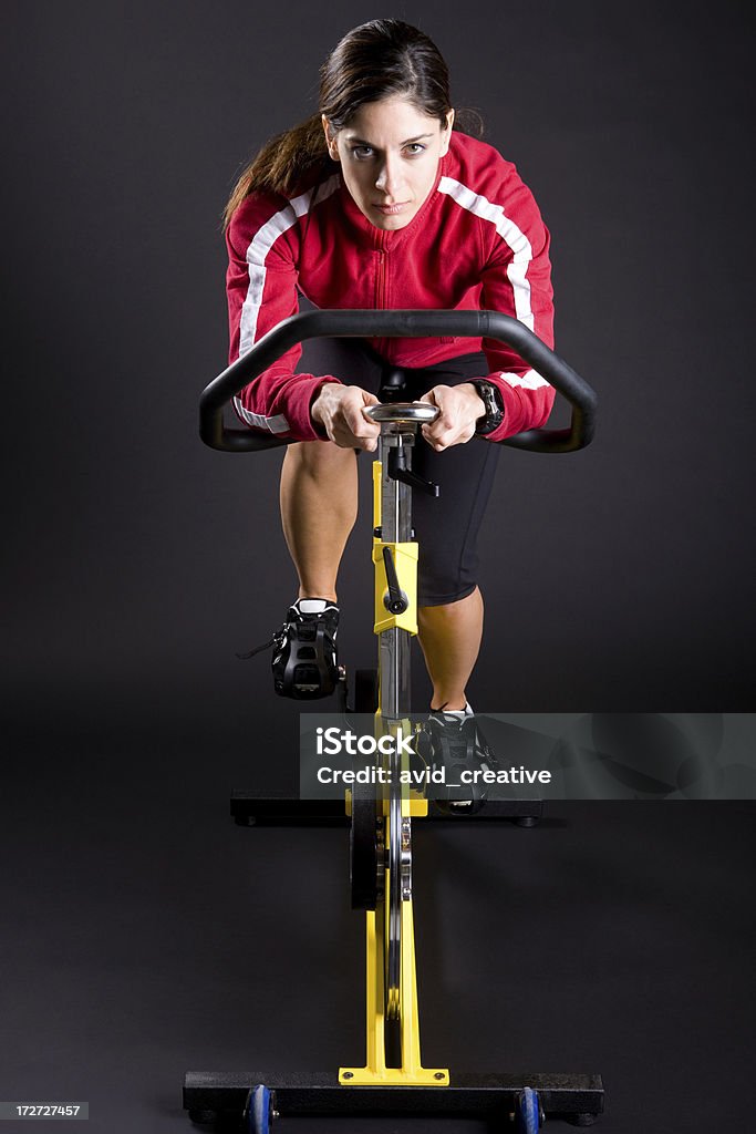 Jovem mulher exercício na bicicleta ergométrica - Foto de stock de Bicicleta Ergométrica royalty-free