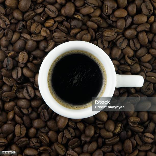 Tasse Espresso Der Frisch Gerösteten Kaffeebohnen Stockfoto und mehr Bilder von Aufwachen - Aufwachen, Bildhintergrund, Braun
