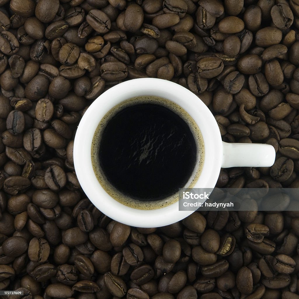 Xícara de café com grãos de café torrado recentemente - Royalty-free Acordar Foto de stock