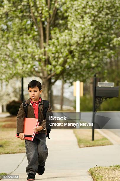 Foto de Caminhada De Lar Da Escola e mais fotos de stock de 4-5 Anos - 4-5 Anos, 6-7 Anos, Alegria