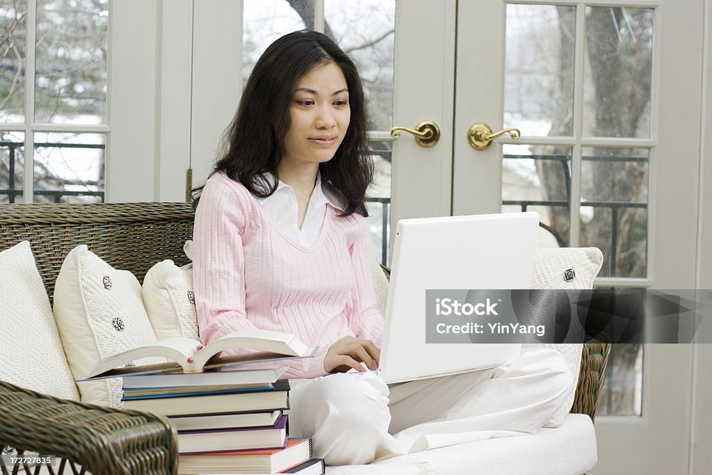 Asiático estudante estudar com computador portátil - Royalty-free 18-19 Anos Foto de stock