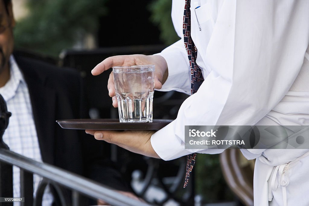 Подают стакан воды - Стоковые фото Вода роялти-фри