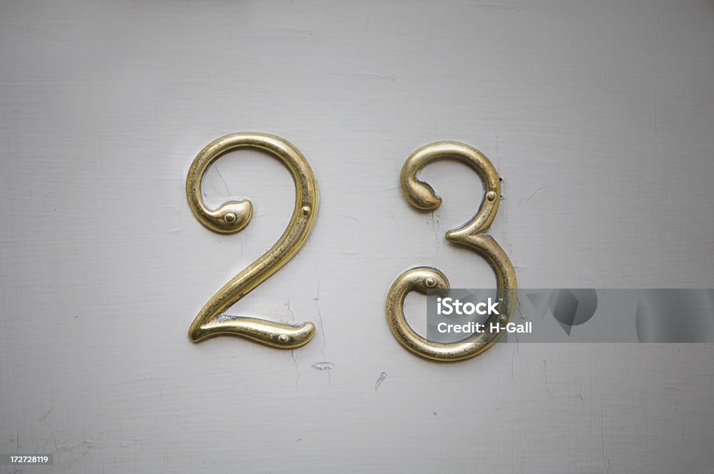 Plaque de porte avec twentythree sur la - Photo de 20-24 ans libre de droits