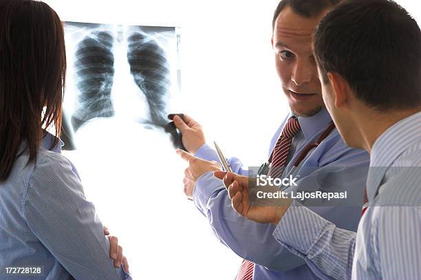 젊은 의사는 X레이 노출 통해 문의하십시오 X-레이에 대한 스톡 사진 및 기타 이미지 - X-레이, 간호사, 갈색 머리