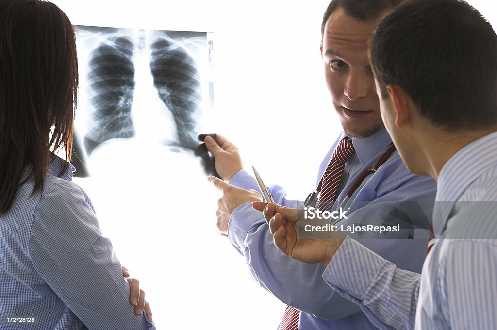 Молодых врачей консультации на рентгенологическом экспозиции - Стоковые фото Radiogram - Photographic Image роялти-фри