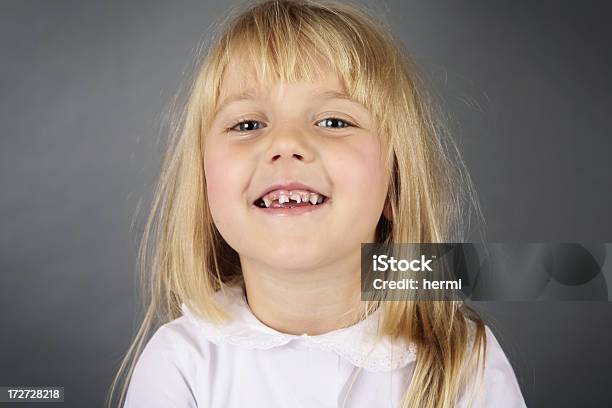 Adorável Menina Sorridente - Fotografias de stock e mais imagens de 2-3 Anos - 2-3 Anos, Adolescente, Adolescência