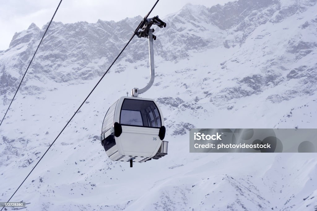 Téléphérique à neiger temps - Photo de Alpes européennes libre de droits