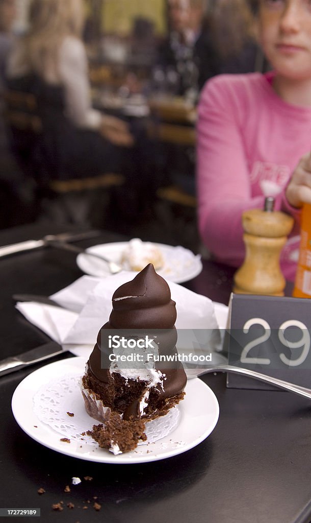Garota no Outdoor Cafe comendo Marshmallow de sobremesa de bolo de Chocolate - Foto de stock de Alimentação Não-saudável royalty-free