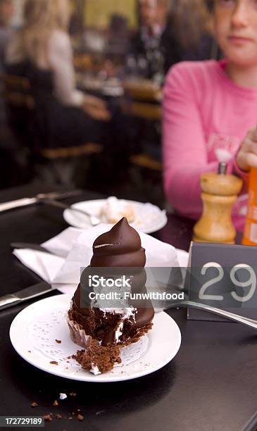 Foto de Garota No Outdoor Cafe Comendo Marshmallow De Sobremesa De Bolo De Chocolate e mais fotos de stock de Alimentação Não-saudável